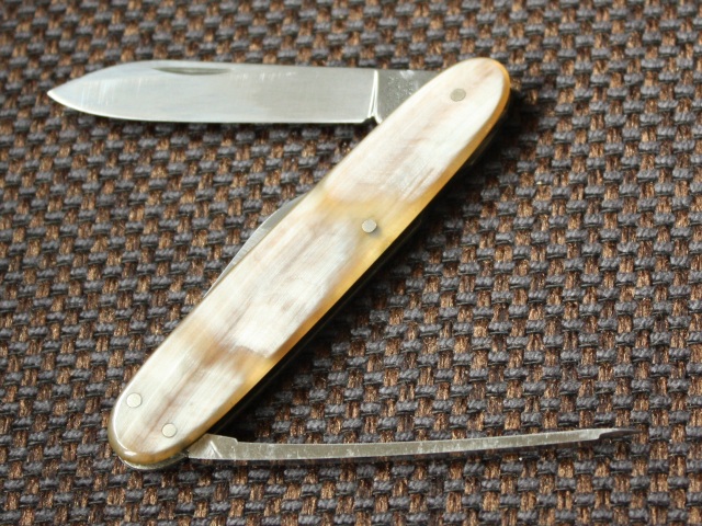 Victorinox (Victoria) model 72 H with long nail file